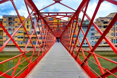 Red bridge over the river Onyar built by the Eiffel company, Girona, Cataluña, Gerona, Catalonia,