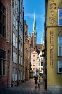 Alley with St Mary's Church, GdaÅsk, Gdansk, Baltic Sea coast, Baltic Sea, pomorskie, Pomeranian