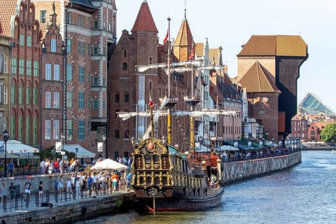 Stary Zuraw, crane gate at the Motlawa, harbour basin with cog, Åuraw, GdaÅsk, Gdansk, Baltic Sea