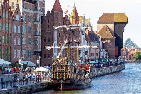 Stary Zuraw, crane gate at the Motlawa, harbour basin with cog, Åuraw, GdaÅsk, Gdansk, Baltic Sea