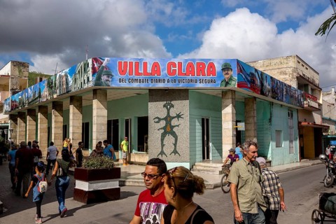 Comandante Fidel Castro on a poster in the city centre, Streetlife in the city centre of Santa