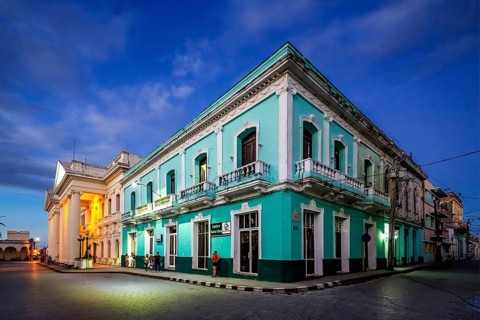 Turquoise residential building in the city centre of Santa Clara, Streetlife in the city centre of