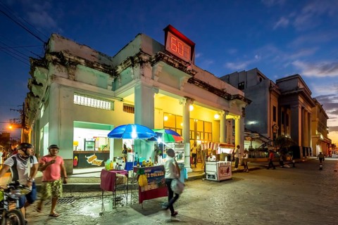 Cafe Literario with ice cream stand, street life in the city centre of Santa Clara at the Parque de