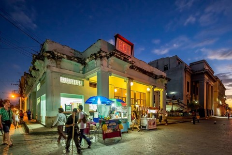 Cafe Literario with ice cream stand, street life in the city centre of Santa Clara at the Parque de