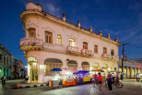 Hotel, Hostal Vista Park, Streetlife in the city centre of Santa Clara at the Parque de Santa