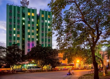 Hotel Santa Clara Libre at Vidal Park, Streetlife in the city centre of Santa Clara at Parque de