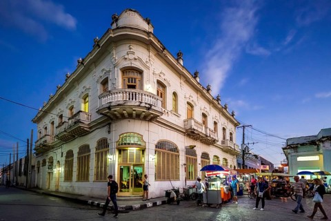 Hotel, Hostal Vista Park, Streetlife in the city centre of Santa Clara at the Parque de Santa