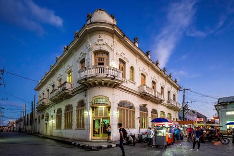 Hotel, Hostal Vista Park, Streetlife in the city centre of Santa Clara at the Parque de Santa