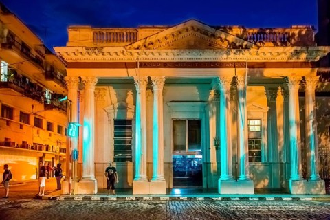 Banco de Credito y Comercio, Streetlife in the city centre of Santa Clara at the Parque de Santa