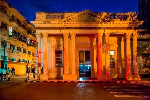 Banco de Credito y Comercio, Streetlife in the city centre of Santa Clara at the Parque de Santa