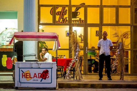 Cafe Literario with ice cream stand, street life in the city centre of Santa Clara at the Parque de