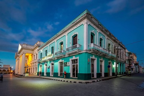 Turquoise residential building in the city centre of Santa Clara, Streetlife in the city centre of