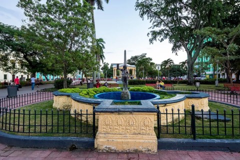 Parque Vidal, Streetlife in the city centre of Santa Clara at the Parque de Santa Clara, Santa