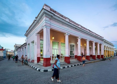Streetlife in the city centre of Santa Clara at the Parque de Santa Clara, Santa Clara, Cuba, Villa