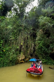 Exit of the cave system, tourists in an electric boat with life jackets, caves of the Indios, Cueva