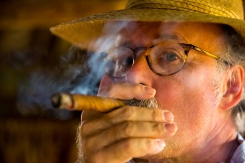 Hans Blossey Tourist smokes a Havana cigar, Tobacco farm in the Vinalestal, Viñales, Cuba, Pinar