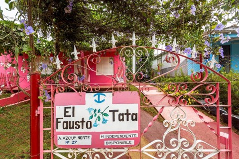 Pink coloured house with stairs, casa particular, private living in Cuba, El Fausto Tata, Viñales,