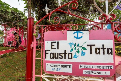Pink coloured house with stairs, casa particular, private living in Cuba, El Fausto Tata, Viñales,
