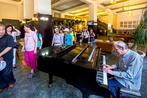 Hotel Amos Mundos, hotel of the writer Ernest Hamingway in Havana, lobby of the hotel with piano