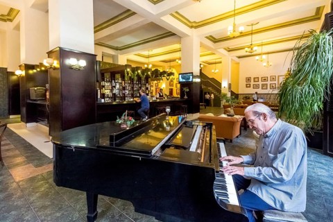 Hotel Amos Mundos, hotel of the writer Ernest Hamingway in Havana, lobby of the hotel with piano