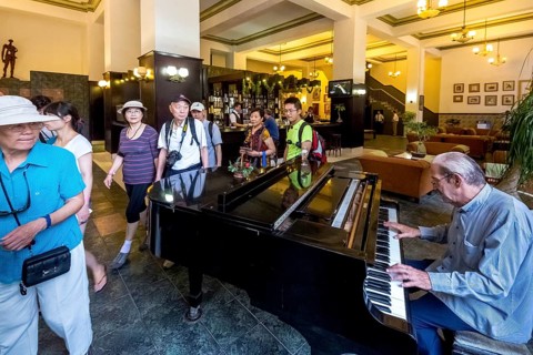 Hotel Amos Mundos, hotel of the writer Ernest Hamingway in Havana, lobby of the hotel with piano