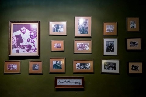 Hotel Amos Mundos, picture wall with pictures of Ernest Hamingway and Fidel Castro in the hotel