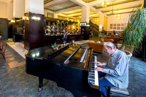 Hotel Amos Mundos, hotel of the writer Ernest Hamingway in Havana, lobby of the hotel with piano