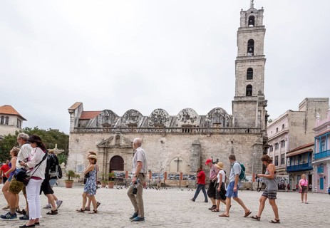 Tourists on the Plaza de San Francisco in front of the church Madre Teresa de Calcuta, La Habana,