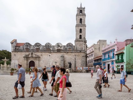 Tourists on the Plaza de San Francisco in front of the church Madre Teresa de Calcuta, La Habana,