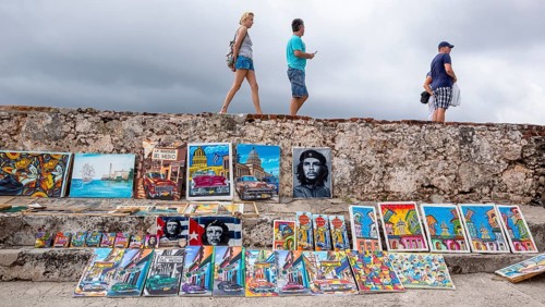 Ernesto Che Guevara paintings and tourists, La Habana, Cuba, Caribbean, Central America, Cuba,