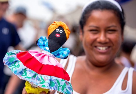 Street vendor with sewn rag doll, La Habana, Cuba, Caribbean, Central America, Cuba, Europe, aerial