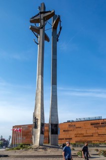 The Monument to the Fallen Shipyard Workers, Pomnik Poleglych Stoczniowcüw on the square in front