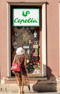 Langgasse, lady in front of shop window, GdaÅsk, Gdansk, Baltic Sea coast, Baltic Sea, pomorskie,