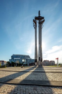 The Monument to the Fallen Shipyard Workers, Pomnik Poleglych Stoczniowcüw on the square in front