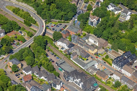 Aerial view, bridge Dr. Hans-Karl-Glinz-Straße over railway tracks, residential area Langenberg,