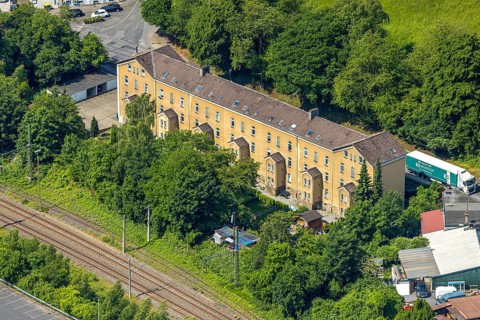 Aerial view, okker-coloured residential terraced house on Heeger Straße, Oberbonsfeld, Velbert,