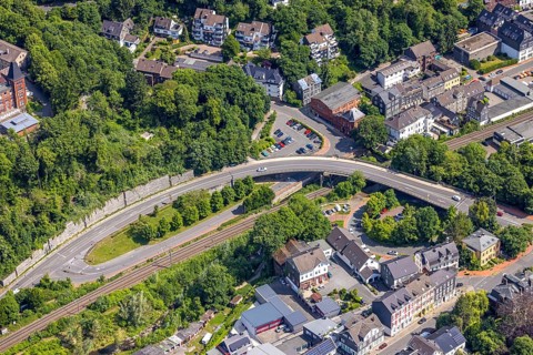 Aerial view, bridge Dr. Hans-Karl-Glinz-Straße over railway tracks, residential area Langenberg,