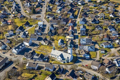 Aerial view, Roman Catholic parish church St. Kunibertus Kirche Hünsborn und Wohngebiet Ortsansicht