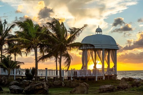 Wedding pavilion on the beach of Varadero with sunset in the hotel complex PARADISUS VARADERO