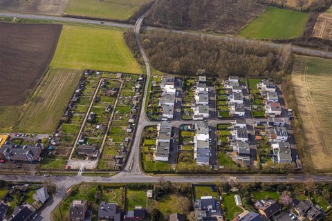 Aerial view, new housing estate between Spechtweg and Pfauenstraße, with Vogel street names,