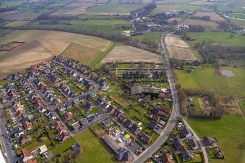 Aerial view, residential area and cemetery Dolberg cemetery at the Uentroper Straße, meadows and