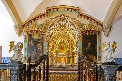 Altar, Capela dos ossos parede, Chapel of the Bones, Bone Chapel, Ossuary in Évora, Evora, District
