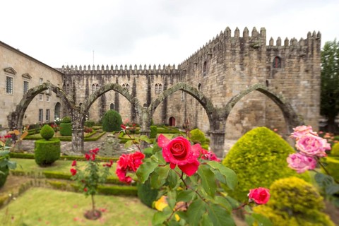 Jardim de Santa Barbara adjoins the crenellated façade of Antigo Paco Episcopal, former