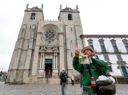 Pilgrims from Brazil photographed in front of the cathedral, Da Sé Cathedral, Barredo