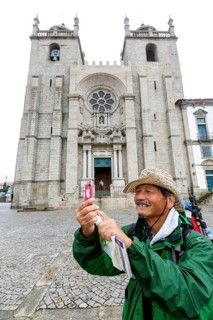 Pilgrims from Brazil photographed in front of the cathedral, Da Sé Cathedral, Barredo