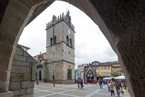 Largo da Oliveira, centre of old Guimaraes, view of the city church, Guimaraes, Braga district,