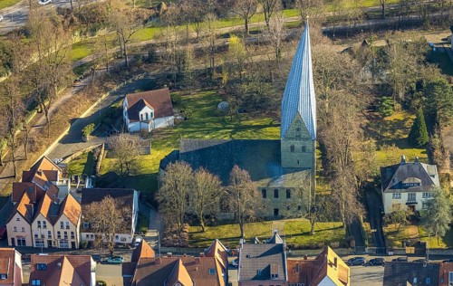 Aerial view, Alt-St.-Thomä-Kirche (Schiefer Turm), Soest, Soester Börde, North Rhine-Westphalia,