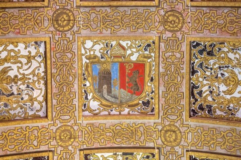 Hall with coffered ceiling and flag of historical Portugal, Fortress of Tomar, Castle of the