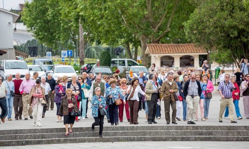 Tourist group in front of the monastery church of Batalha, Mosteiro da Batalha, Batalha, Leiria