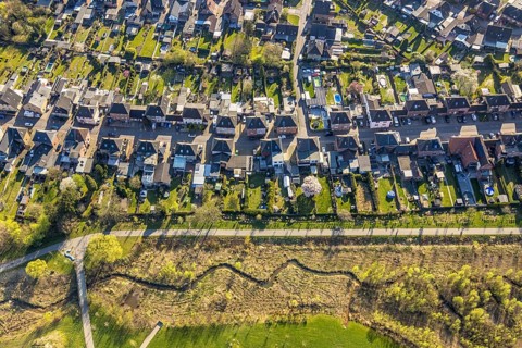 Aerial view, Auenpark and Selmer Bach with green area, residential area Grüner Weg, bycatch, Selm,